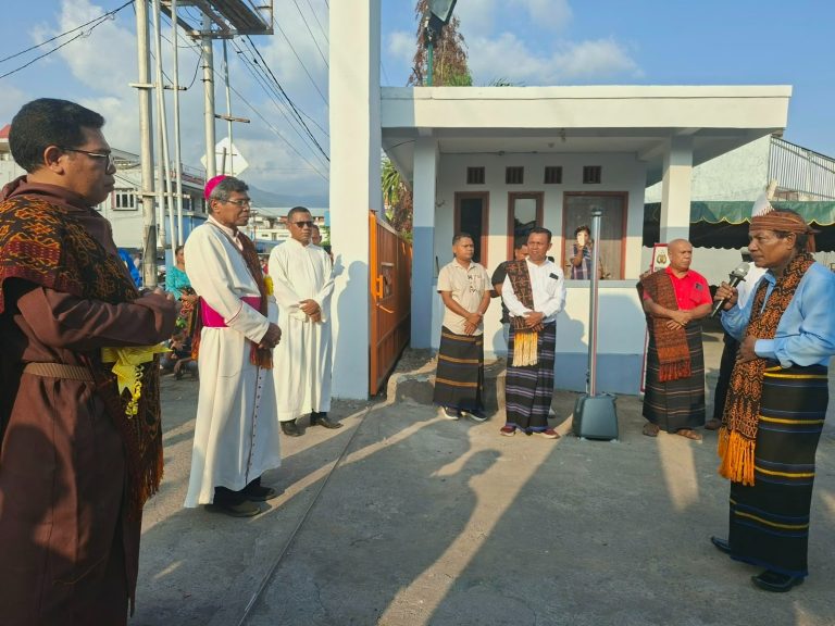 Umat Mautapaga Sambut Uskup Agung Ende dan 9 Diakon,Jelang Salve Agung dan Pemberkatan Sarana Liturgi