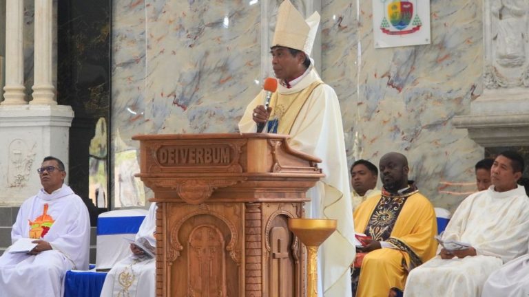 Tahbiskan Gereja Paroki Wonda, Mgr. Paulus Budi Kleden Tekankan Ekaristi, Sabda Tuhan, dan Martabat Manusia